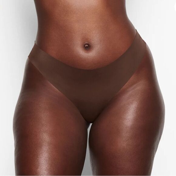 SKIMS Naked Intimates Seamless In Cocoa Brown Nude Thong Panty - Picture 1 of 5